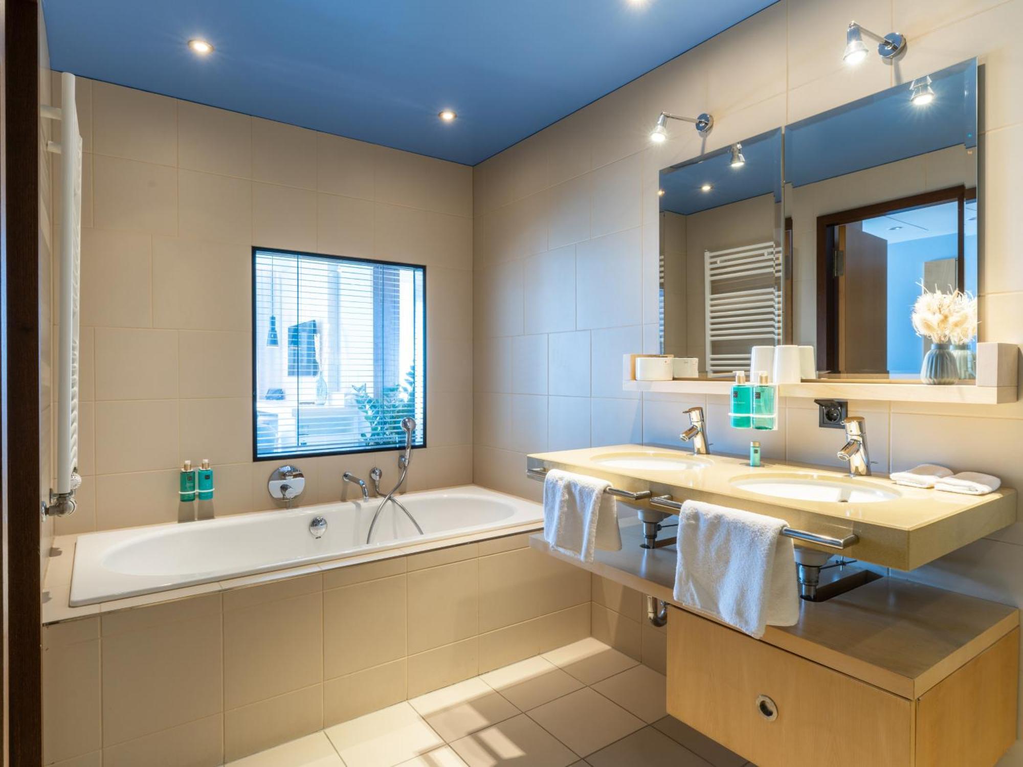 A-Rosa Travemuende Hotel Lubeck Exterior photo Bathroom