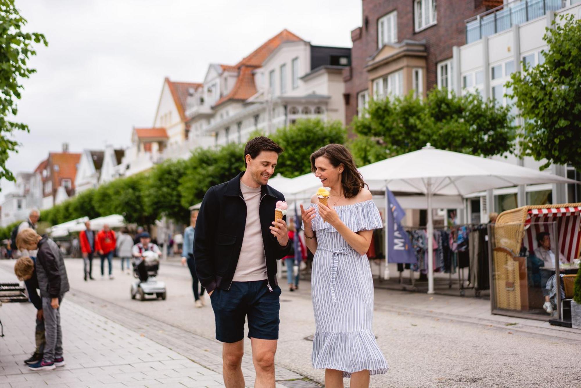 A-Rosa Travemuende Hotel Lubeck Exterior photo People eating ice cream in Søndervig