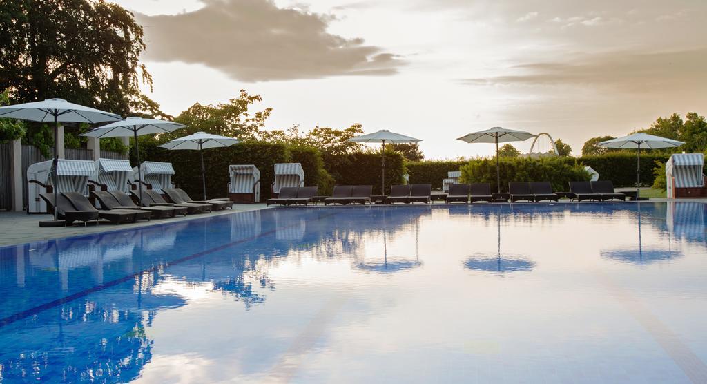 A-Rosa Travemuende Hotel Lubeck Exterior photo The pool at the hotel