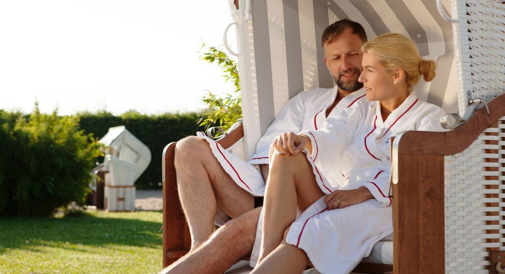 A-Rosa Travemuende Hotel Lubeck Exterior photo A couple wearing bathrobes