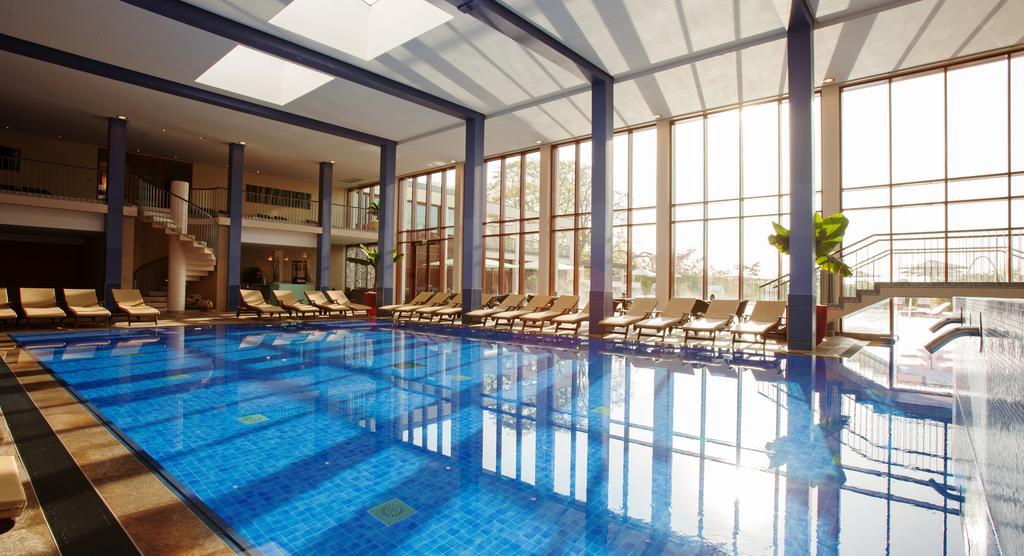 A-Rosa Travemuende Hotel Lubeck Exterior photo The swimming pool at the hotel