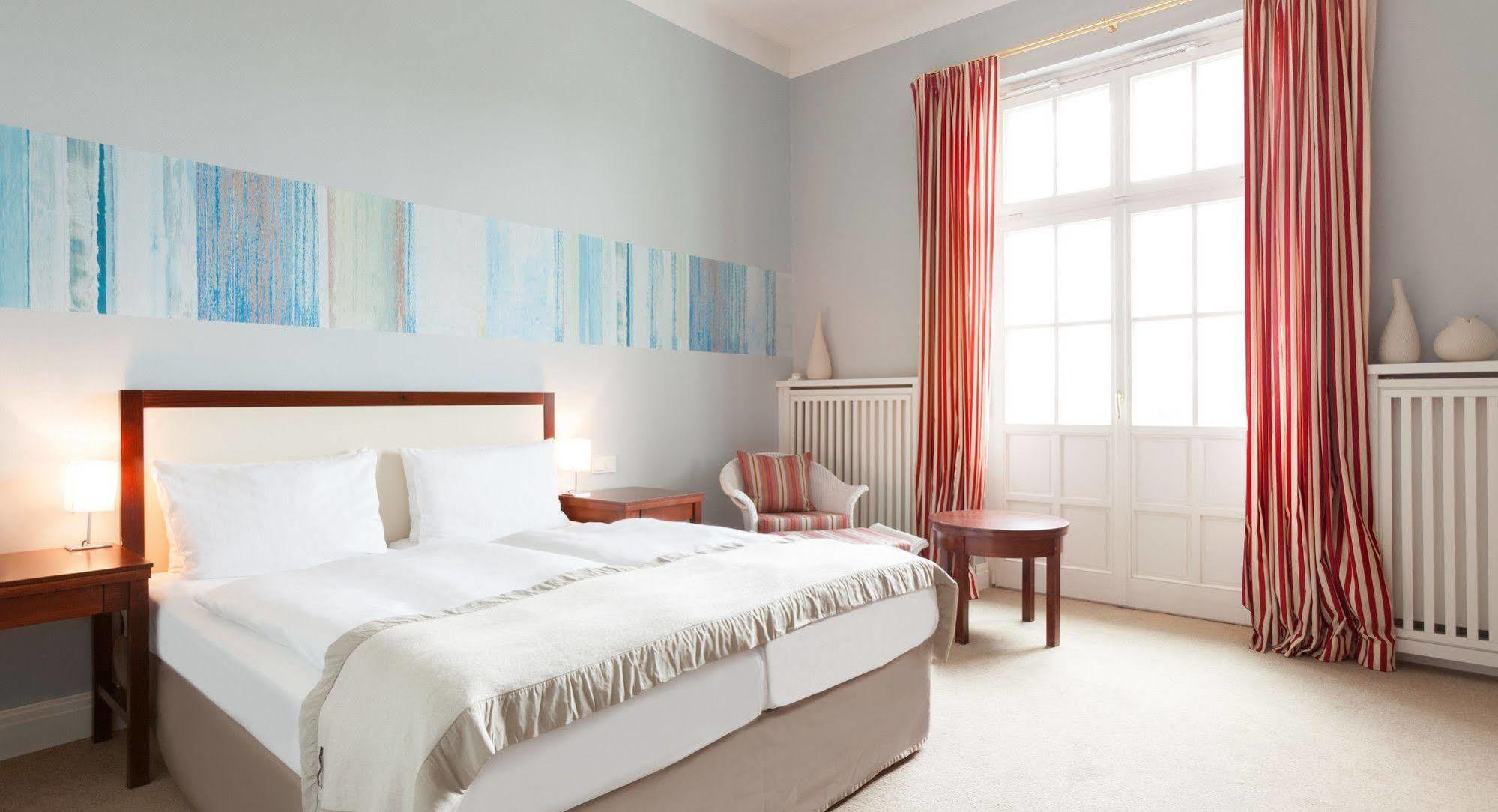 A-Rosa Travemuende Hotel Lubeck Exterior photo A room at the hotel