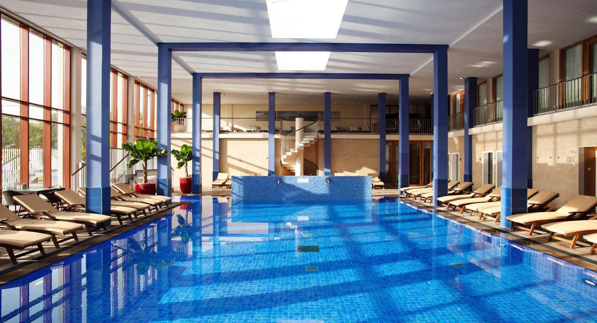 A-Rosa Travemuende Hotel Lubeck Exterior photo The swimming pool at the hotel